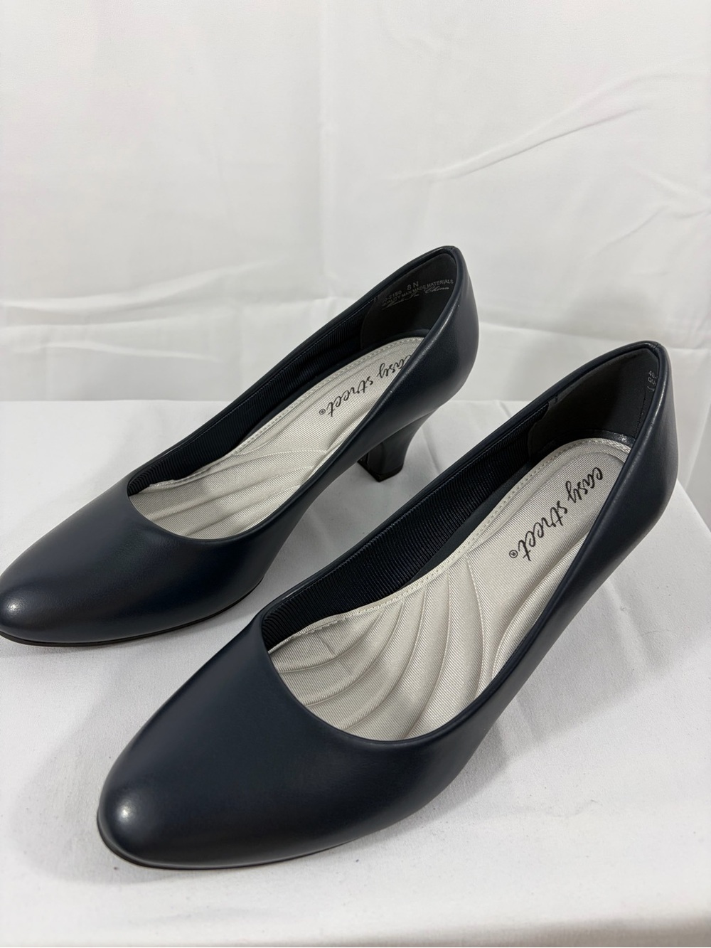 NWT Easy Street Women's 8 Navy Blue 2 Inch Heel Pumps - Picture 4 of 8